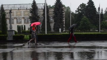 Дівчата під парасолькою