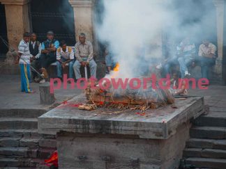 Вогнище, в якому кремують покійного. Розпалювання вогню із соломи та дров у якому кремують покійного. Вогонь на якому спалюють покійного. Непал. 24.05.2011